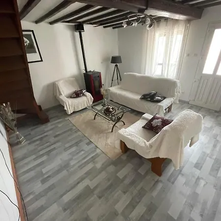 Les Demoiselles Du Holiday home *